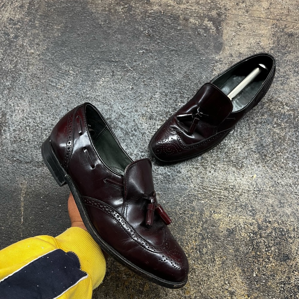 Vtg 90’s Burgundy leather tassel Glossy loafers with brogue detailing men’s sz 8